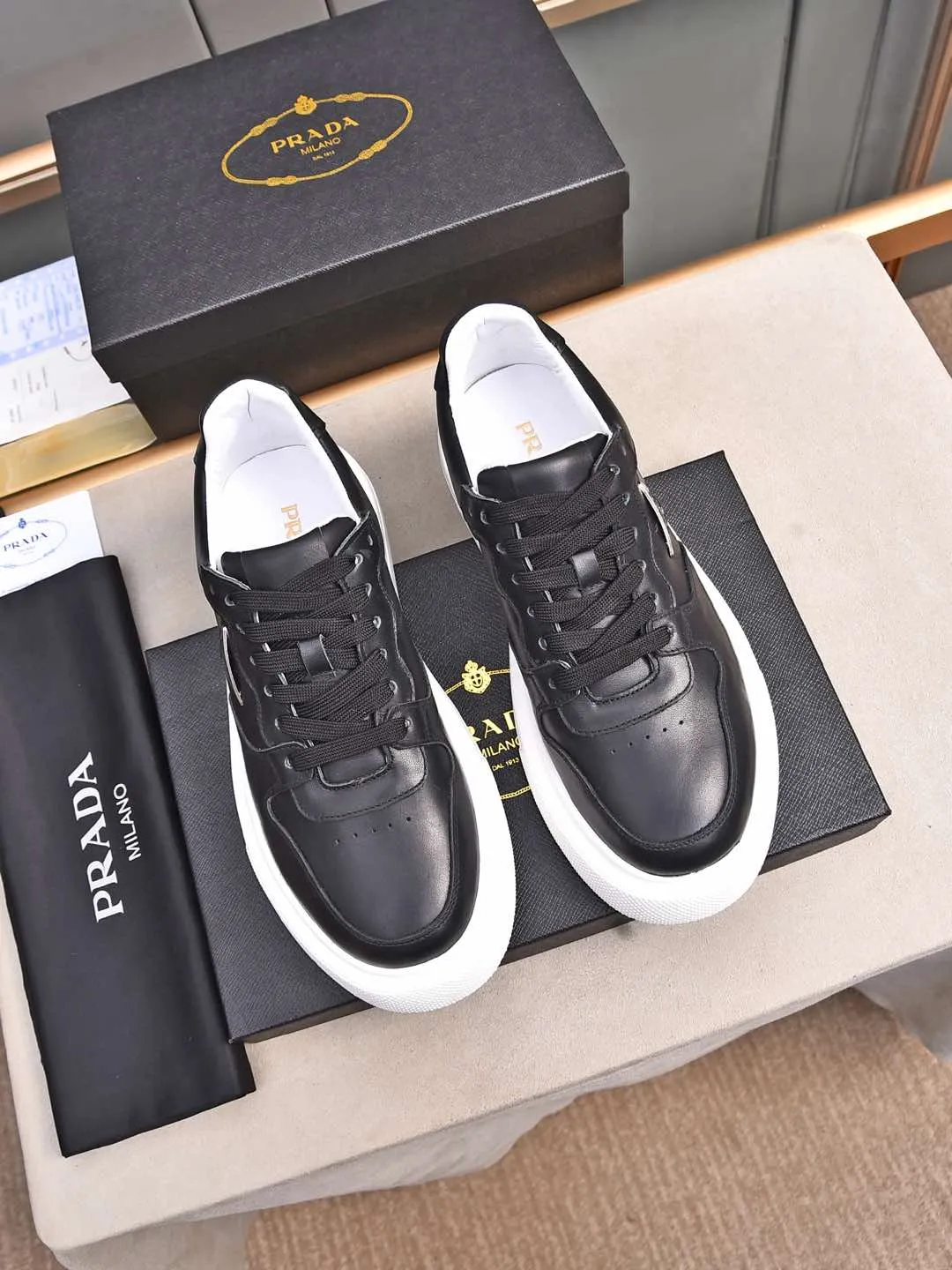 Men's shoes 💰500 Prada/Prada Men's new casual shoes, this upper is made of imported calfskin. The outside is decorated with the P family's classic metal triangle enamel logo, with cowhide lining and cowhide for the foot pads. The outsole is made of non-slip sports exclusive rubber outsole with logo, which feels good on the feet. It is a fashionable and fashionable item!  Size: 38-44 (45 customized)